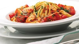 Pâtes aux tomates, basilic et cambozola