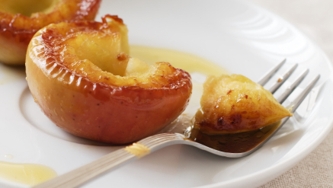 Pommes au four au rhum et aux noix