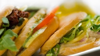 Sandwichs au poulet, pesto, brie et tomates séchées