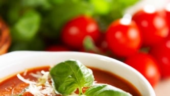 Soupe aux tomates avec tortillas