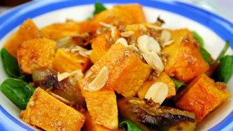 Salade tiède de courge et d'épinards au gingembre