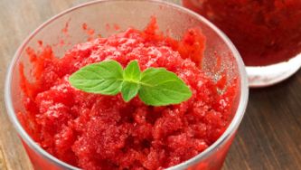 Mousse glacée aux fraises épicées