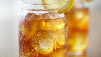 Thé glacé au citron et au romarin
