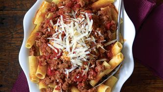 Rigatoni et ragoût de saucisses et de tomates