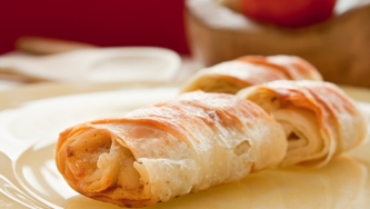 Roulés de saumon en pâte phyllo avec sauce au yogourt