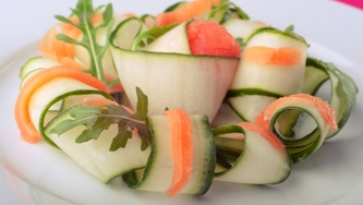 Salade de concombres et de saumon fumé