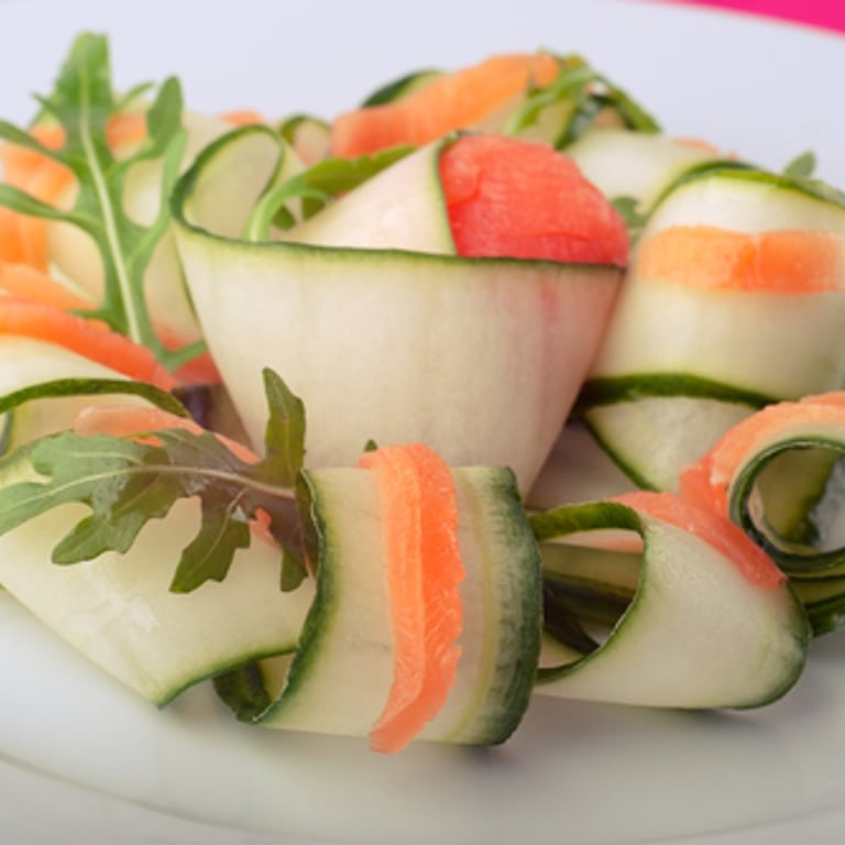 Salade de concombres et de saumon fumé