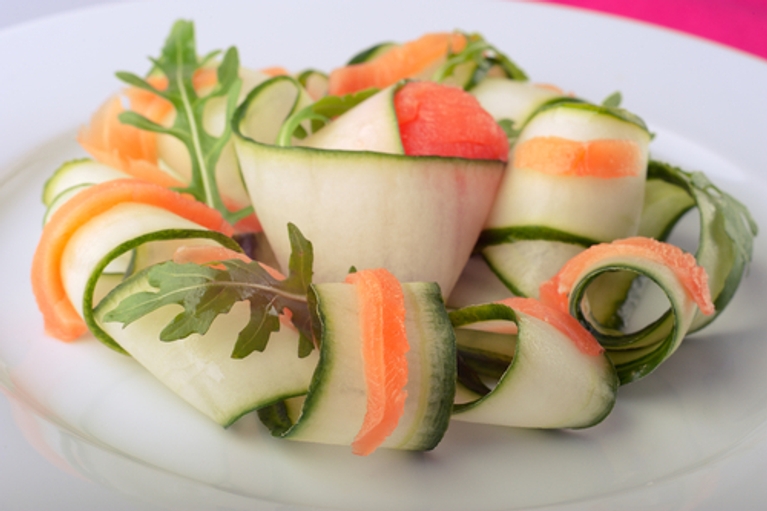 Salade de concombres et de saumon fumé