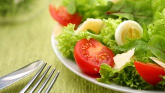 Salade aux tomates et aux œufs durs