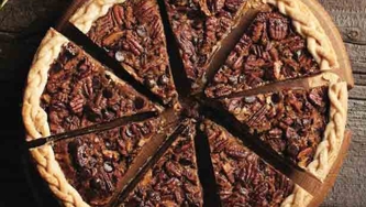 Tarte au sucre, sirop d'érable et pacanes de la maman de Chuck Hughes