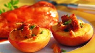 Poulet rôti, pêches farcies à la sauge