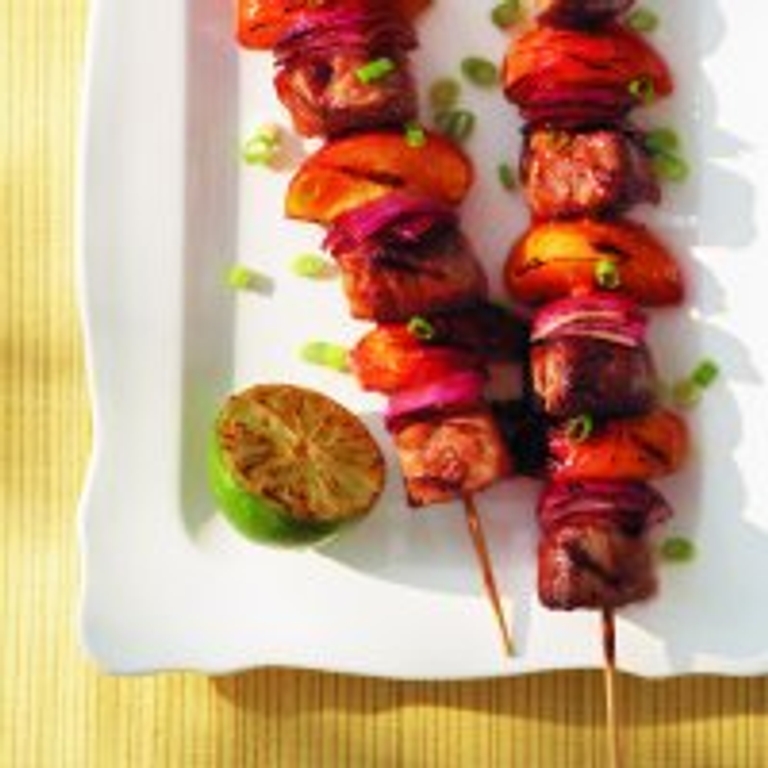 Brochettes de porc et de pêches sur barbecue