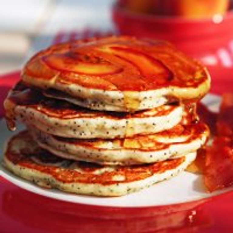 Crêpes aux pêches, aux graines de pavot et à la crème sure