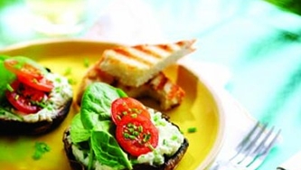 Portobellos gratinés au chèvre sur lit d'épinards