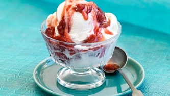 Coupes glacées, sauce aux fraises et au vin