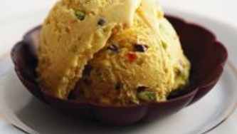 Glace au safran, aux pistaches et au chocolat