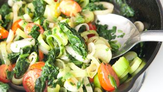 Sauté de petits légumes et oeufs de caille