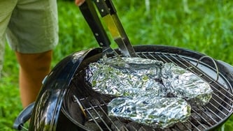 Bananes en papillotes cuites sur barbecue