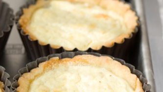Gratin de fromage de chèvre et jarrets d'agneau confits aux poireaux