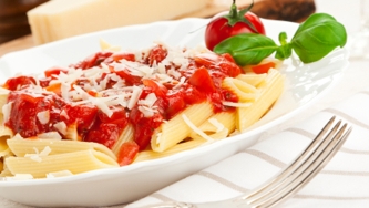 Pâtes, sauce tomate et oignons caramélisés