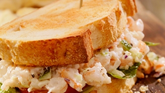 Salade sur tartine de homard