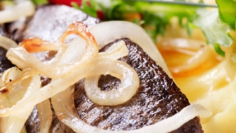 Truite grillée et salsa de champignons et câpres