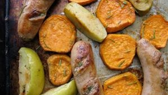 Saucisses à la pomme et à la patate douce