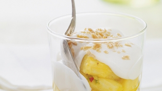 Verrine d'ananas, garniture fouettée à l'érable