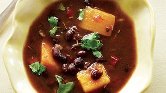 Soupe épicée aux haricots noirs et à la courge