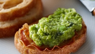 Crostini aux petits pois et au parmesan