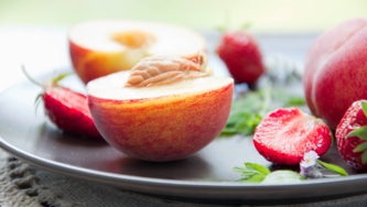 Salade de fraises et de pêches