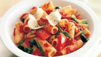 Pâtes aux tomates et aux épinards