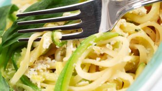 Linguines aux courgettes, tomates séchées et yogourt