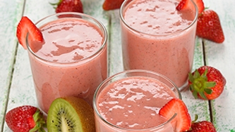 Smoothie aux fraises, kiwi et noix de coco pour renforcer les os