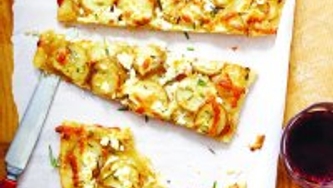 Pizza pommes de terre, oignons caramélisés, romarin et feta