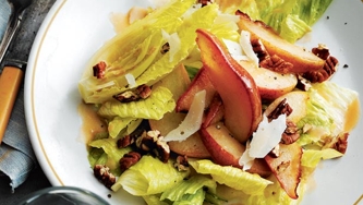 Salade de romaine et poires sautées