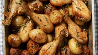 Casserole de pilons de poulet et de pommes de terre à l'ail et au romarin