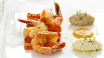 Crevettes croustillantes, carottes m'chrmel, zaalouk d'aubergines, ricotta à la semoule de blé et soupçon de bissara de Meryem Cherkaoui