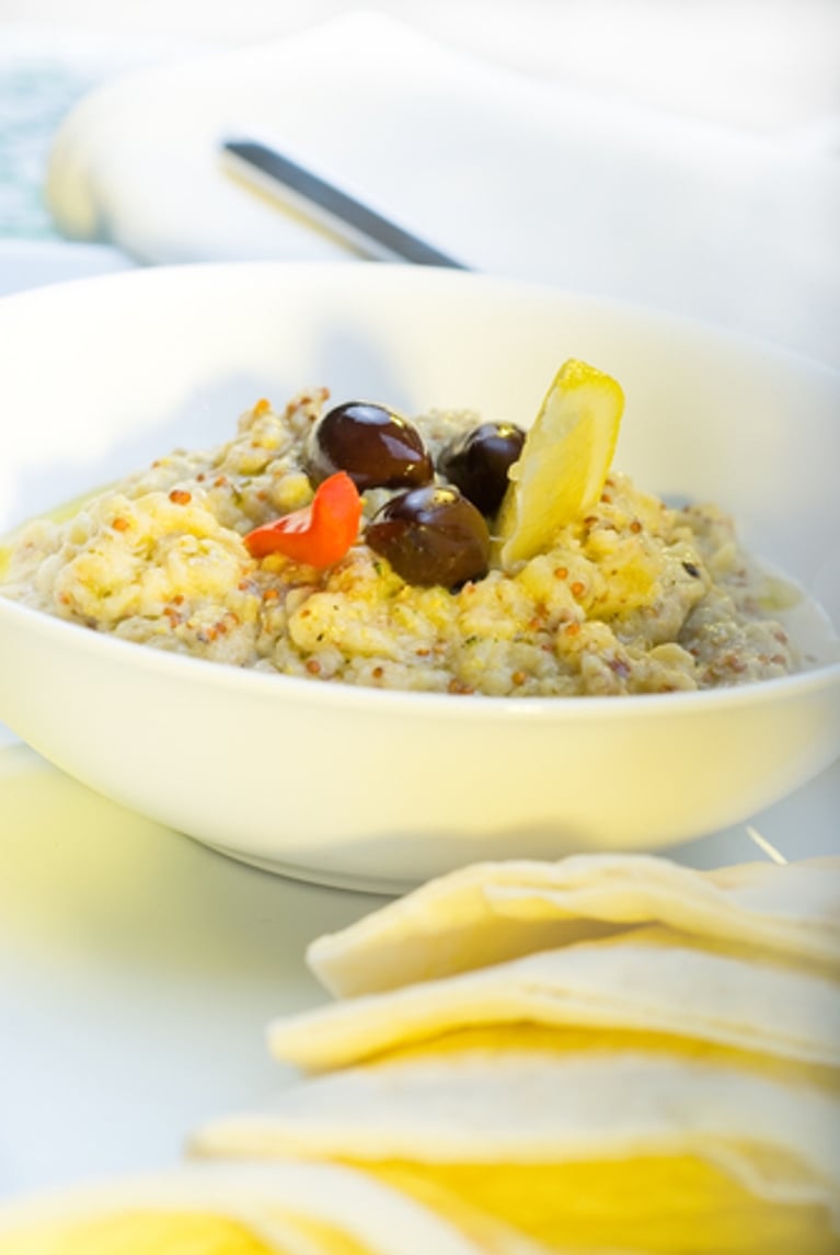 Les purées, comme cette trempette à l'aubergine, sont servies en entrée.