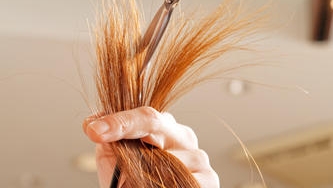 Couper les pointes des cheveux pour en accélérer la pousse