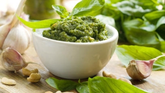 Garder les fines herbes vertes