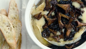 Camembert cuit au four, champignons et réduction de porto