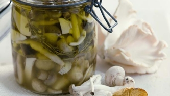 Champignons marinés