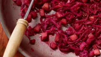 Chou rouge braisé aigre-doux aux pommes