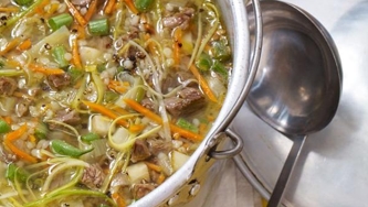 Soupe de boeuf, légumes-racines et orge