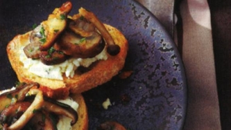 Crostinis aux champignons et au fromage aux fines herbes