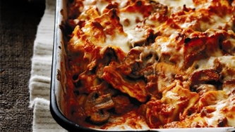 Lasagne de raviolis, saucisse et champignons