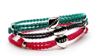 Des bracelets de l’amitié qui aident à nourrir la planète.