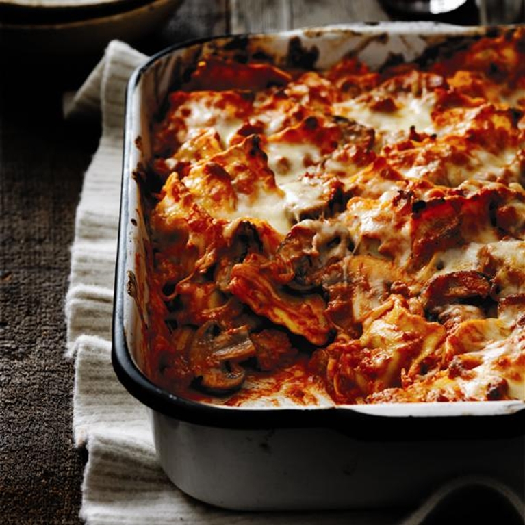 Lasagne de raviolis, saucisse et champignons