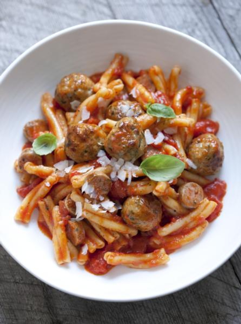 Pâtes, sauce tomate et boulettes de dinde
